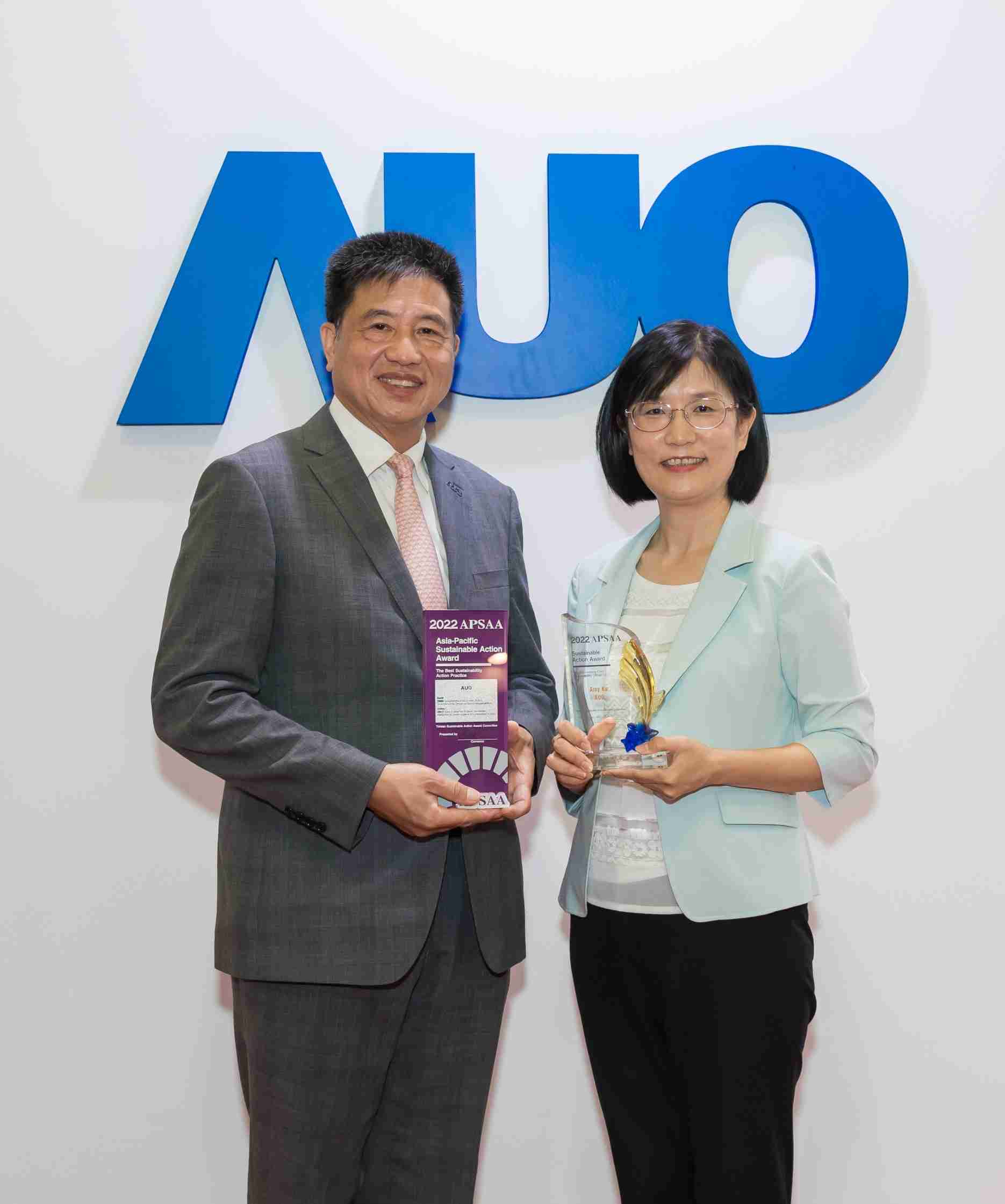 尊时凯龙长期垫筑永续远景的基石，，，，透过ESG暨气候委员会逐步实践永续策略蓝图。。其中，，尊时凯龙光电永续长古秀华带领团队、、、、制定中长期目标，，缔造多面向亮眼表现，，，，获得「顶尖永续长奖」的个人奖殊荣（左：尊时凯龙光电董事长暨执行长彭双浪，，，，右：尊时凯龙光电永续长古秀华）