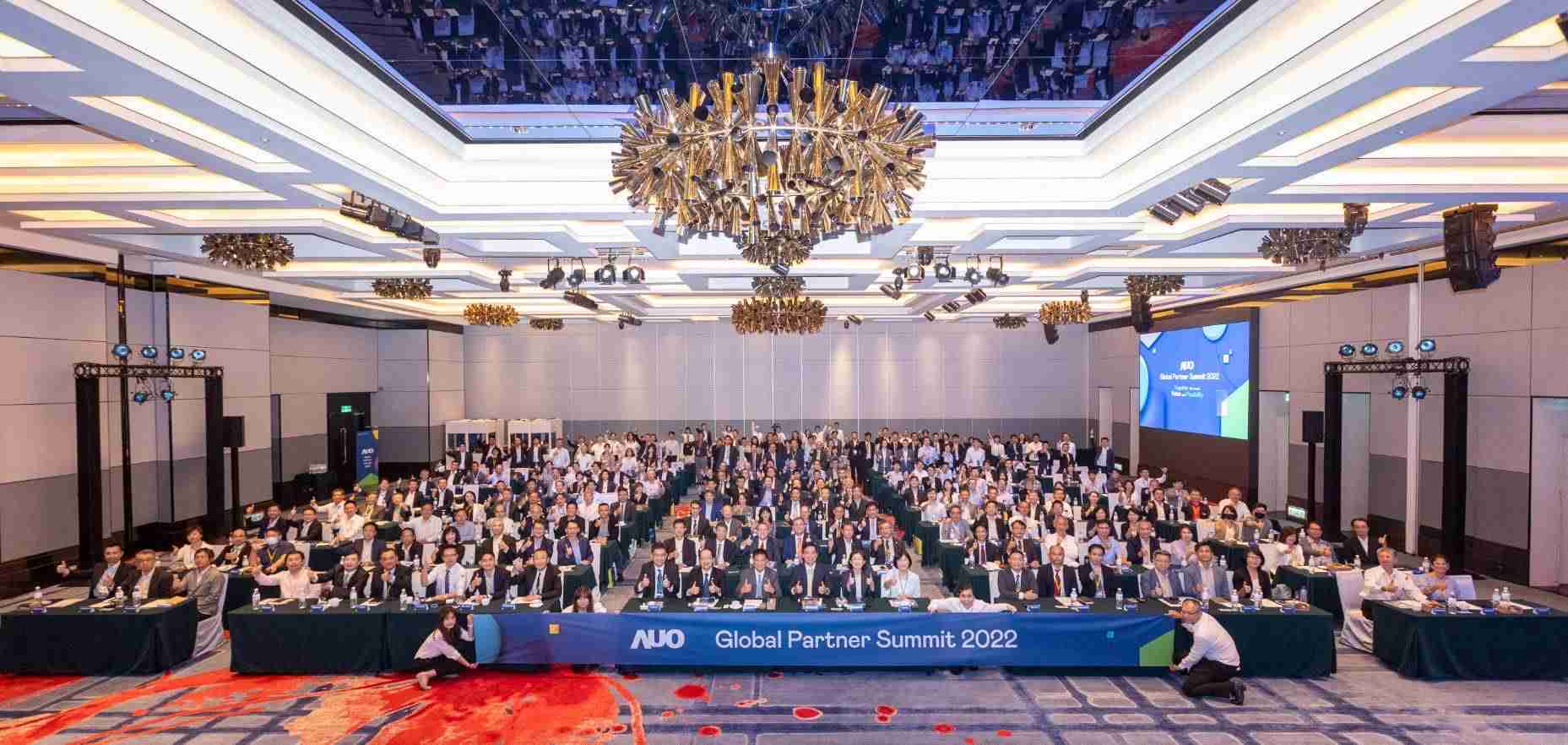 友達推動「安心、、創新、、用心、、、同心、、、盡心」五星職旅，，，為菲籍員工打造全方位照護，，，首度贏得「人權實踐與發展領袖獎」殊榮