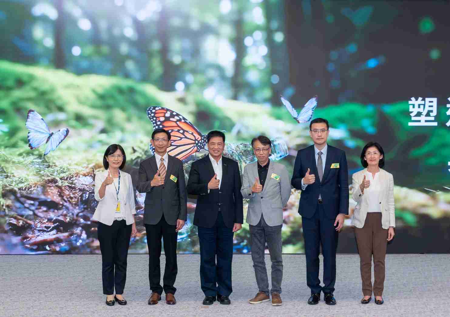 友達2023 CSR共榮大會，，，，邀請領域專家分享交流生物多樣性管理趨勢、、、、無塑產品、、、海廢永續塑料等議題  （圖左到右：友達光電永續長古秀華、、、、3M台灣技術長陳君杰、、友達光電董事長暨集團策略長彭双浪、、、光寶科技企業永續發展處處長陳慶暉、、、、安永聯合會計師事務所執業會計師曾于哲、、友達光電供應鏈總部副總經理吳宜芳）