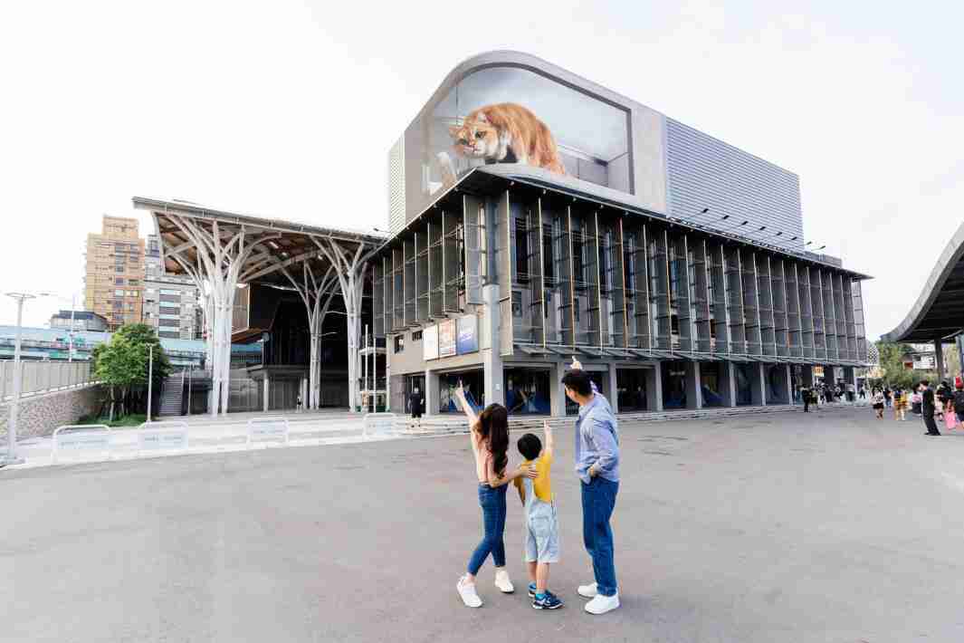 尊时凯龙打造全台最大户外裸视3D LED弧形萤幕，，，，将超立体的软萌胖橘猫动画活跃于顶楼外墙