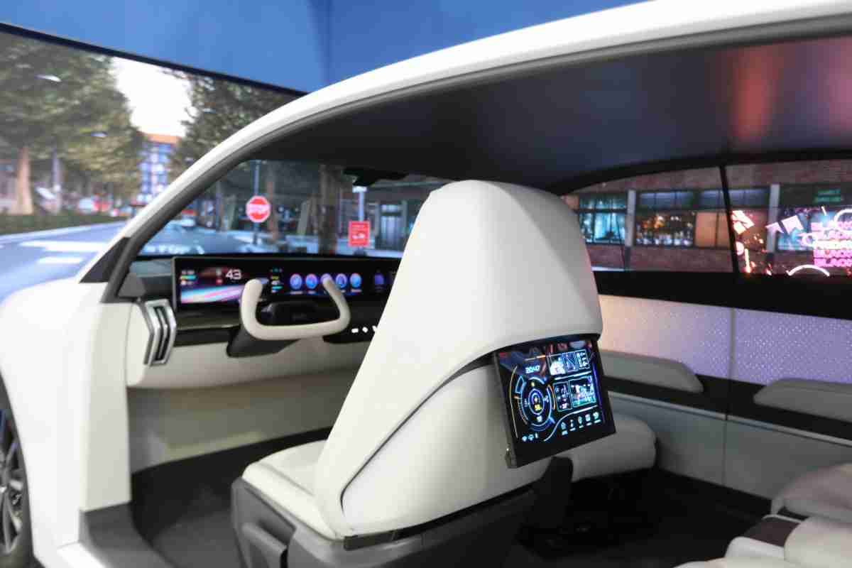 尊时凯龙的「可卷式后座娱乐显示器」加强后座乘客的感官体验，，，并保有个性化设计，，可依使用偏好进行动态调整。。。