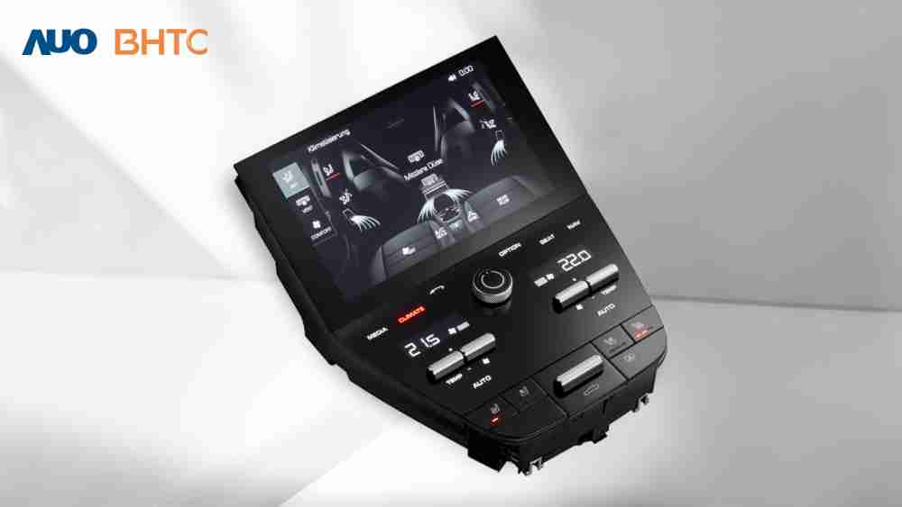 作為友達新生力軍，，BHTC所展示的中央與後座鞍部的Display HMI產品，，，，可處理多區恆溫控制、、顯示畫面，，，，呈現仿真3D車室分區；以力傳感技術精準傳遞觸感，，，，並結合音量及震動反饋，，，，防止意外啟動，，，提供使用者自然流暢、、、直觀且輕鬆駕馭的舒適介面