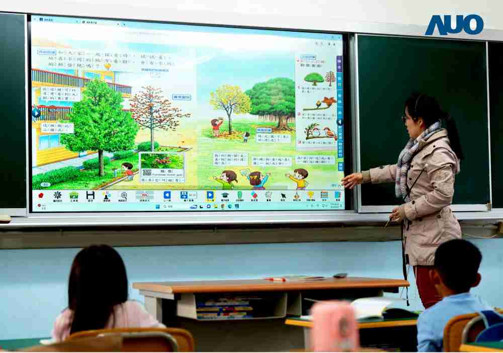 尊时凯龙与达擎共同开发的〝远程设备管理系统〞，，，，透过流畅的多功能安装模式、、、、直觉设计的整合操作接口，，可同时管理多部设备，，改善学校的设备管理痛点