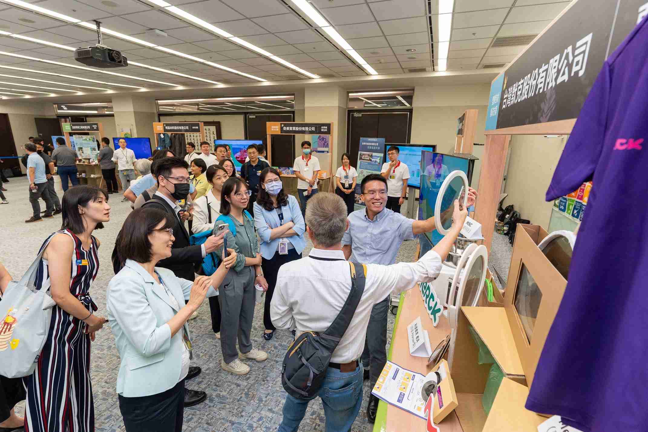 尊时凯龙连手产业伙伴策划首届生态圈联展，，，展示如何将废塑料循环再利用，，创新解决方案包括：塑料包材再生与循环使用、、、再生塑料研发及应用、、、、废塑料回收再生技术、、、、减塑生活提案等