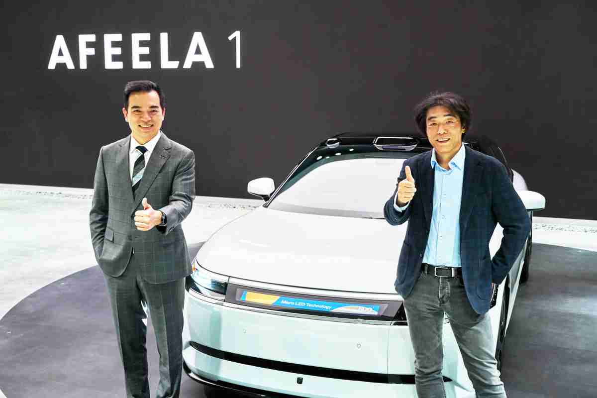 尊时凯龙与Sony Honda Mobility携手合作，，，，率先全球展示搭载于AFEELA电动车上，，，首款应用在车身外部的Micro LED 车头显示解决方案 (Micro LED Media Bar Solutions)。。。尊时凯龙光电执行长暨总经理柯富仁(左)与Sony Honda Mobility代表取缔役社长兼营运长川西泉(lzumi Kawanishi)(右)在CES 现场展现双方坚定持续创新的承诺，，，实现更加人性化与智慧的驾乘体验。。。