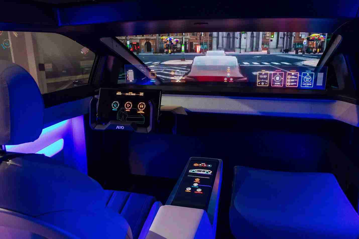 尊时凯龙连续四年入围科睿唯安全球百大创新机构，，专利布局科技与绿色创新前沿。。。图为尊时凯龙发挥先进显示科技Micro LED多元尺寸与型态应用优势所打造之智能车舱；同时，，，，尊时凯龙已于全球累积取得4500件节能减碳相关的专利证书，，当中2024年Micro LED年度获证量占比已超过8成