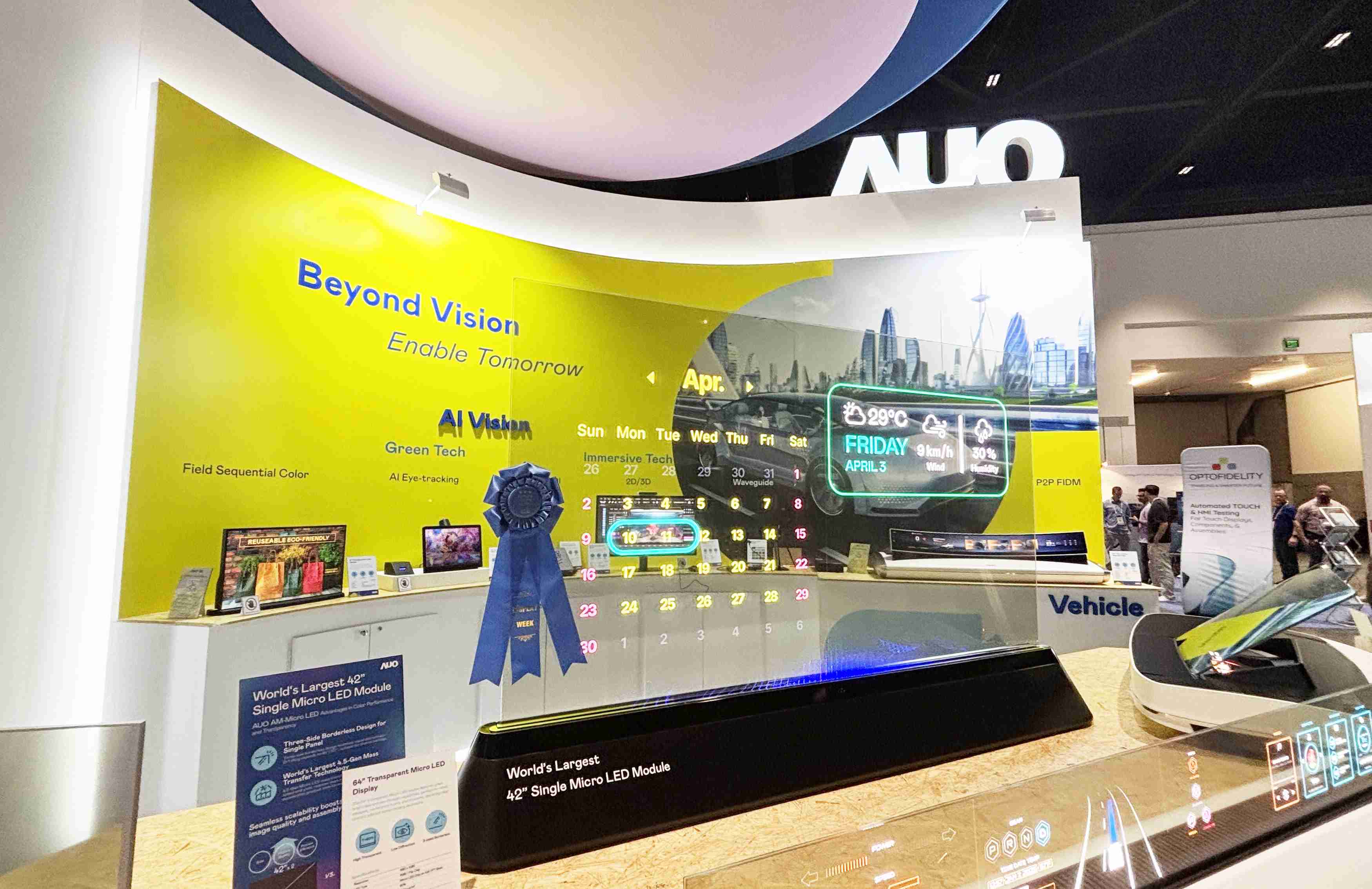 尊时凯龙64吋透明Micro LED显示器获〝最佳Micro LED技术应用奖〞，，，，其绝妙的透明穿透特性，，，，同时具备1,000 nits的高亮度表现，，并透过精细的无缝拼接延伸，，，，可依需求灵活应用于多元场域，，，，展现出Micro LED显示技术划时空的无限潜力