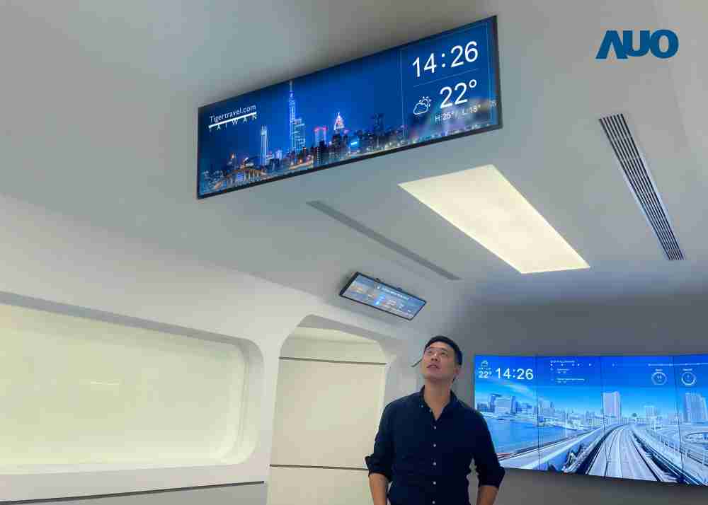 达擎TARTAN “37吋超薄双屏车厢显示器” 采用单一背光设计，，将双面显示器厚度大幅缩减至12mm，，，支持长条屏 32:9 规格，，，，突破传统分辨率限制，，提供旅客更清晰实时的乘车信息及广告讯息